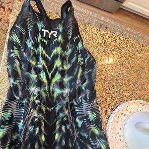 Tyr closed back size 30 venzo